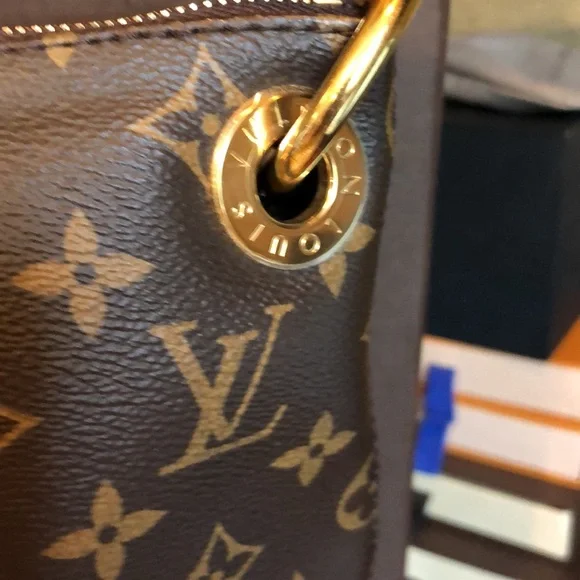 Louis Vuitton Berri PM Monogram Canvas - Picture 11 of 17